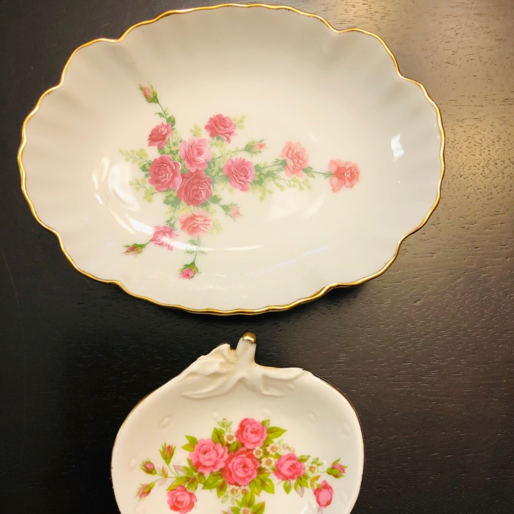 2 Viletta Dishes. 1 strawberry shape,1 oval shape